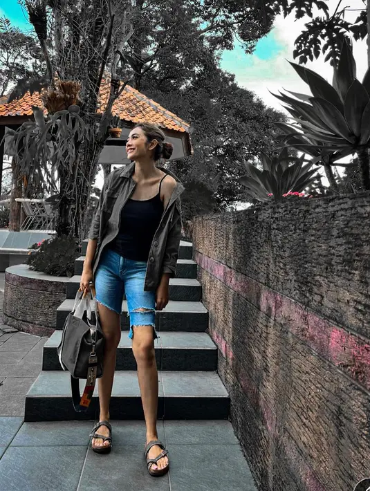 Tampil sporty dengan ripped jeans, Masayu memadukannya dengan tank top dan kemeja sebagai outernya. [Foto: Instagram/masayuanastasia]