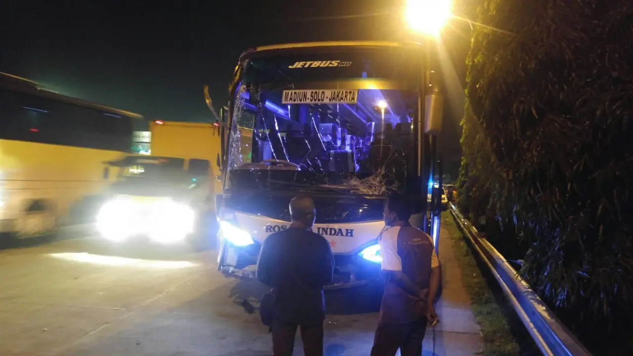Sopir bus Rosalia Indah tak bisa mengendalikan bus dan menabrak mobil di depannya yang sedang antre membayar tol. (foto: Liputan6.com/edhie prayitno ige)