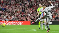 Pemain Barcelona Ferran Torres gagal mencetak gol saat melawan Athletic Bilbao pada pertandingan sepak bola La Liga Spanyol di Stadion San Mames, Bilbao, Spanyol, 12 Maret 2023. Barcelona mengalahkan Athletic Bilbao dengan skor 1-0. (AP Photo/Alvaro Barrientos)