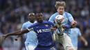 Gelandang Manchester City, Kevin De Bruyne (kanan) berusaha mengontrol bola di samping gelandang Chelsea, Moises Caicedo pada laga semifinal Piala FA 2023/2024 di Wembley Stadium, London, Sabtu (20/4/2024). (AP Photo/Ian Walton)