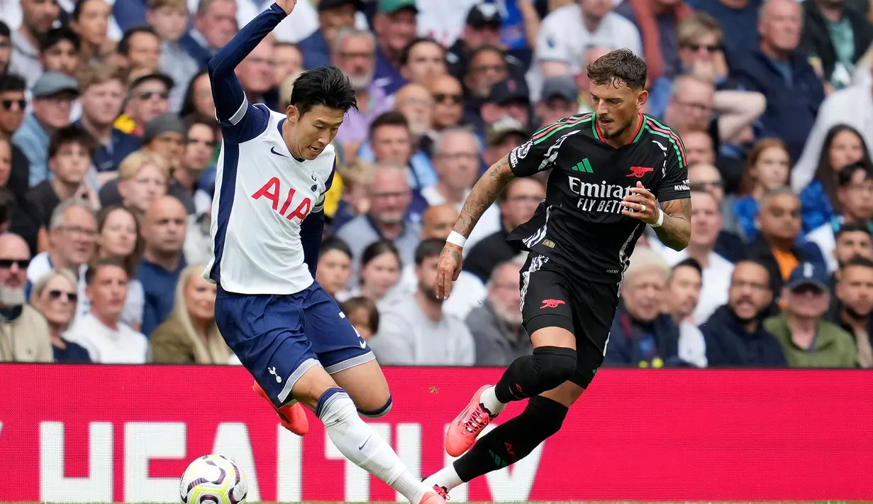 Laga Tottenham Hotspur melawan Arsenal diwarnai delapan kartu kuning untuk kedua tim. Tiga diantaranya untuk Arsenal. (AP Photo/Kin Cheung)