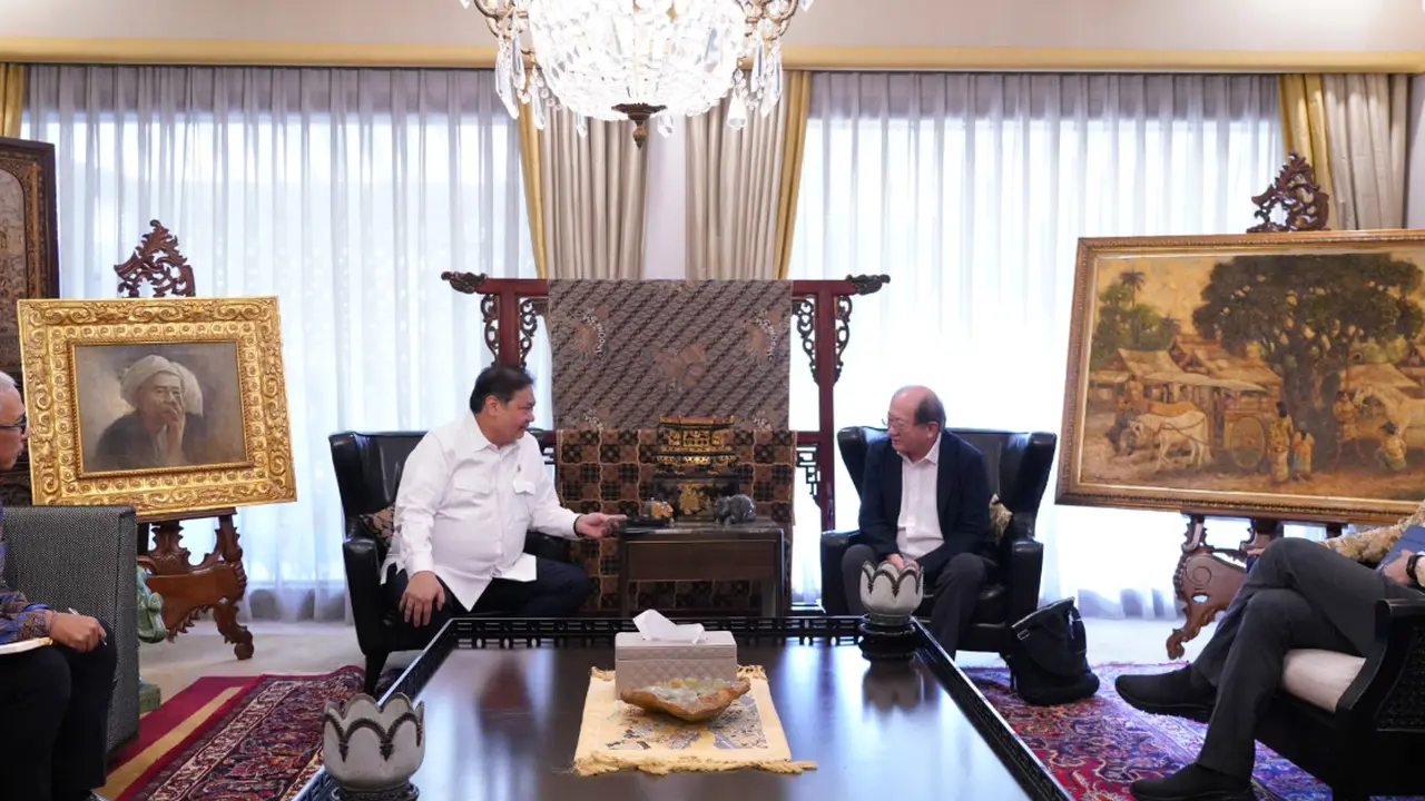 Menteri Koordinator Bidang Perekonomian Airlangga Hartarto menerima kunjungan Chairman of Singtel dan Temasek Board Members Lee Theng Kiat pada Jumat, 18 Juli 2025. (Foto: ekon.go.id)