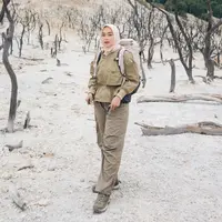 Meski naik gunung, Ririe Fairus tetap tampil stylish dengan pakaiannya yang nyaman. Tak ketinggalan ia juga menggendong tas carriernya. [Foto: Instagram/ririe_fairus]