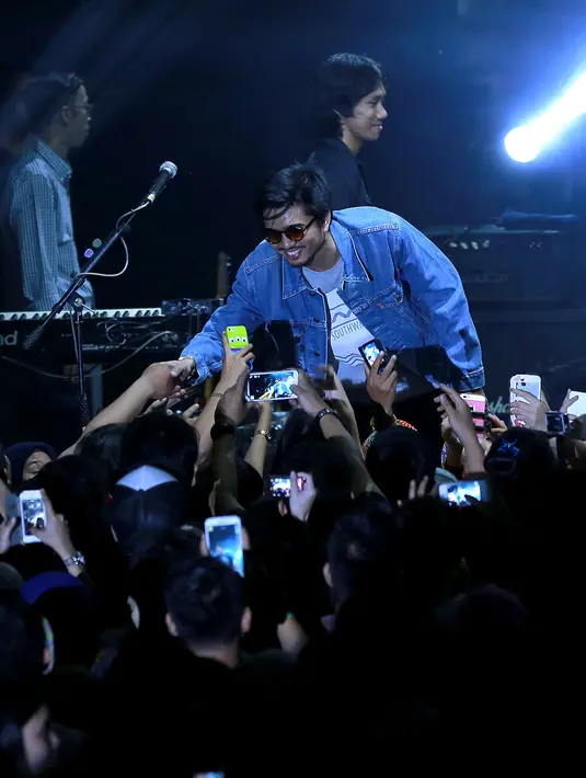 sang vokalis SO7 ini jujur berpendapat jika mengidolakan sebuah band, maka ia akan berburu album pertama dan terakhir sang idola. Lantas apakah Sheila punya mimpi merilis album dalam bentuk piringan hitam? (Galih W. Satria/Bintang.com)