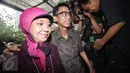 Ario Kiswinar dan ibunya, Aryani Soenarto saat akan memasuki SPKT Polda Metro Jaya, Jakarta, Jumat (30/9). Kiswinar dan Ariyani membuat laporan terkait pelanggaran ITE dan pencemaran nama baik yang dilakukan Mario Teguh. (Liputan6.com/Immanuel Antonius)