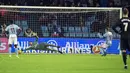 Kiper Real Madrid, Keylor Navas mengagalkan tendangan penalti pemain Celta Vigo, Iago Aspas pada pertandingan pekan ke-18 La Liga di Estadio de Balaidos, Minggu (7/1). Real Madrid ditahan imbang 2-2 saat berkunjung ke markas Celta Vigo (AP/Lalo R. Villar)