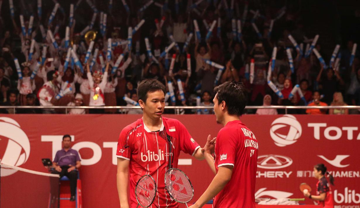 Ekspresi Mohammad Ahsan/Hendra Setiawan, setelah menang melawan pasangan Prancis, Baptiste Careme/Ronan Labar, dalam Kejuaraan Dunia Bulutangkis 2015 di Istora Gelora Bung Karno, Jakarta. Rabu (12/8/2015). (Bola.com/Arief Bagus)