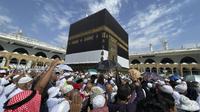 Jemaah haji mengelilingi Kabah di Masjidil Haram, Makkah, Arab Saudi, Sabtu (1/7/2023). Jemaah haji melaksanakan tawaf ifadah usai melaksanakan puncak ibadah haji di Padang Arafah, Muzdalifah, dan Mina. (AP Photo/Amr Nabil)