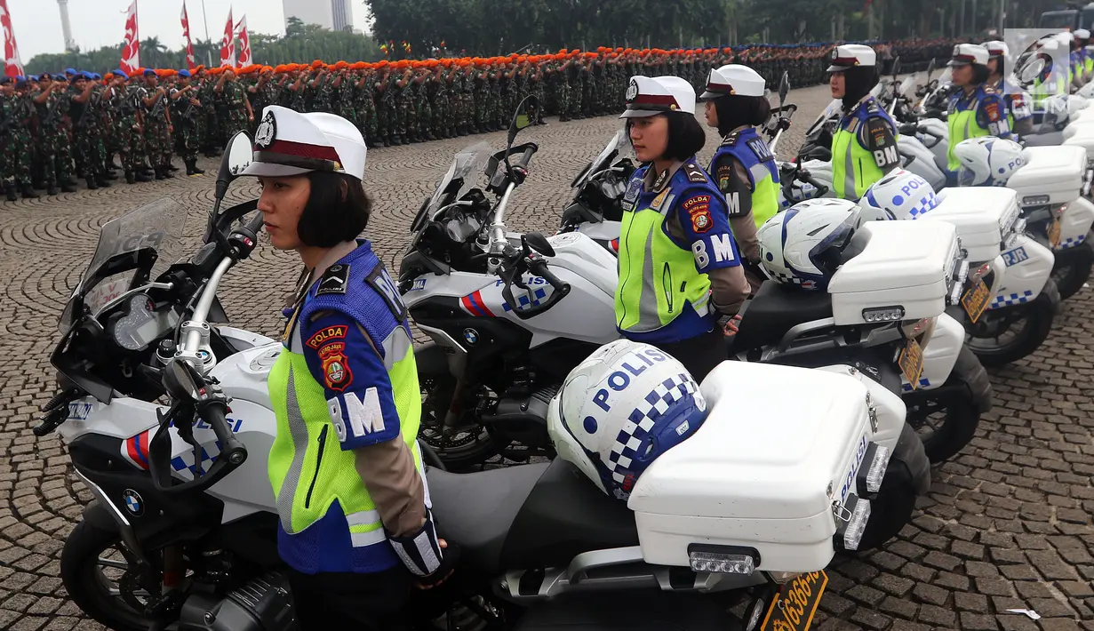 Sejumlah Polwan mengikuti Apel Kesiapan Natal, Tahun Baru 2019 serta menjelang Pemilu legislasi dan Presiden 2019 di Monas, Jakarta, Jumat (30/11). Apel  diikuti 50.000 personel dari AD, AL, AU dan Polri. (Liputan6.com/Johan Tallo)