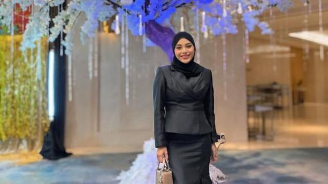 Potret Aurel Hermansyah Cantik Berbalut Dress Hitam Simpel (credit: https://www.instagram.com/aurelie.hermansyah)