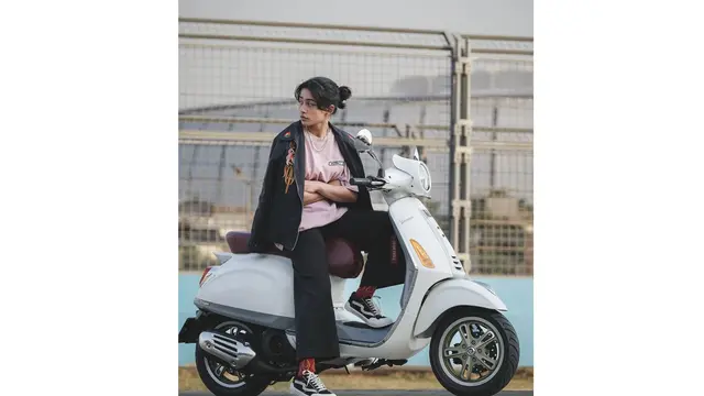 Potret Sintya Marisca Kendarai Vespa