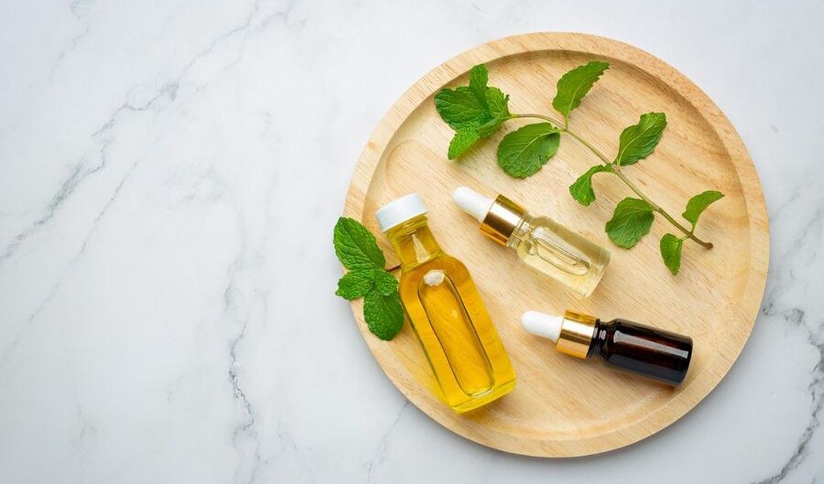 Essence memiliki formula lebih ringan dari serum, fokus pada penambahan kelembapan dan meratakan warna kulit.&nbsp;
