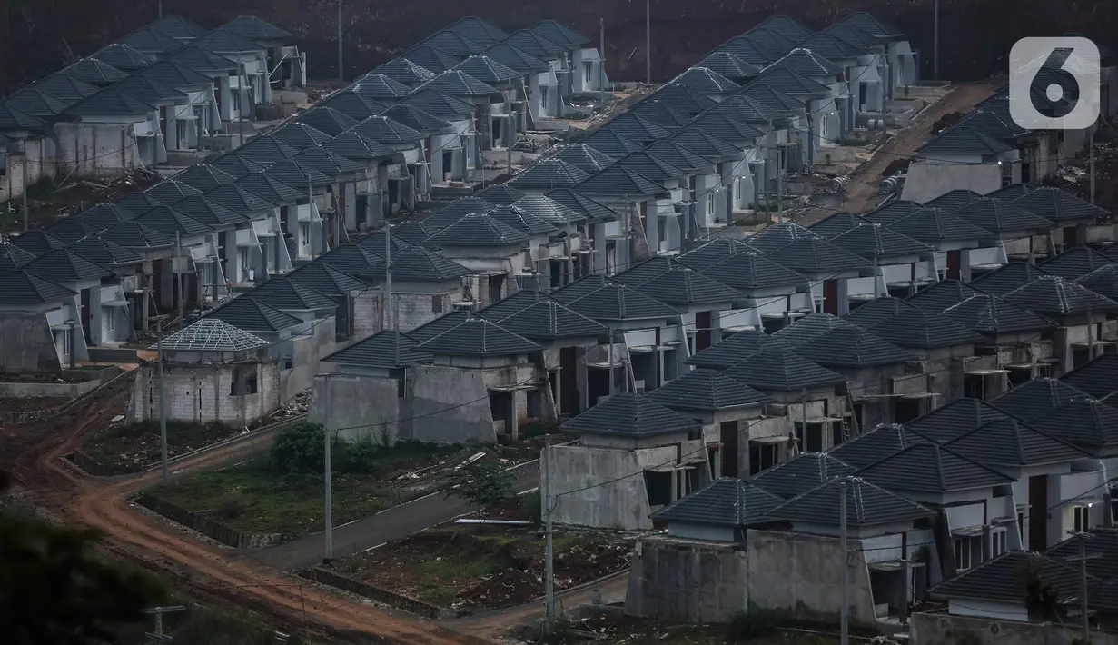 Pekerja menyelesaikan pembangunan rumah bersubsidi di Ciseeng, Bogor, Rabu (16/2/2021). Sepanjang 2021 ini Bank BTN terus memfokuskan pengembangan pembiayaan rumah masyarakat terutama perumahan bersubsidi yang diyakini dapat mengakselerasi Pemulihan Ekonomi Nasional (PEN). (Liputan6.com/Johan Tallo)