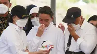 Pemakaman Ibunda Amanda Manopo (Muhammad Akrom Sukarya/Kapanlagi.com)