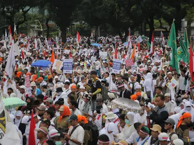 Peserta Aksi 169 Bela Rohingya memadati kawasan Patung Kuda, Jakarta Pusat, Sabtu (16/9). Massa yang datang dari berbagai daerah ini mayoritas memakai baju berwarna putih. (Liputan6.com/Faizal Fanani)