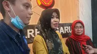 Puji Fauziah, Kepala Sekola SD Prima Insani, korban pencurian bermodus gembos ban memberikan keterangan kepada wartawan setelah rilis kasus di Mapolres Garut. (Liputan6.com/Jayadi Supriadin)