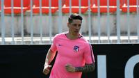 Penyerang Atletico Madrid, Fernando Torres melakukan pemanasan saat sesi latihan di Ciudad Deportiva Wanda di Madrid (2/5). Pada leg pertama Atletico Madrid bermain imbang 1-1 atas Arsenal di Emirates Stadium. (AFP Photo/Pierre-Philippe Marcou)