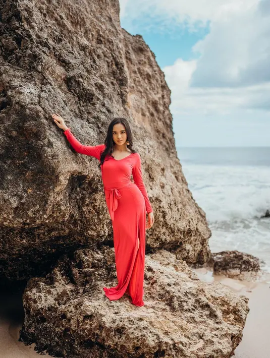 Lyodra Ginting dinilai sebagai perpaduan sempurna. Selain paras ayu, suaranya cantik. Teknik vokalnya tak perlu diragukan lagi. Tak heran banyak yang mengagumi pelantun “Kalau Bosan.” Foto ini misalnya, panen pujian netizen. Menampilkan pose Lyodra Ginting dengan gaun merah polos berlengan panjang plus aksen pita di pinggang. “Miss universe,” seru @dyan*** di kolom komentar. “Walaupun kau bukan titisan sang dewi.. ku akan percaya,” @amin*** menyahut. (Foto: Dok. Instagram @lyodraofficial)