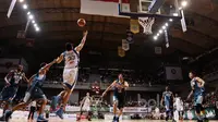 Pemain Satria Muda, Arki Wisnu mencoba melakukan lay up saat timnya melawan Pelita Jaya pada gim kedua final IBL 2017 di di Britama Arena, Kelapa Gading, Sabtu (6/52017). Satria Muda menang 83-63. (Bola.com/Nicklas Hanoatubun)