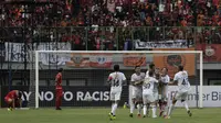 Pemain Bali United merayakan gol yang dicetak Melvin Platje ke gawang Persija Jakarta pada laga Shopee Liga 1 di Stadion Patriot Chandrabhaga, Bekasi, Kamis (19/9). Bali United menang 1-0 atas Persija. (Bola.com/Yoppy Renato)