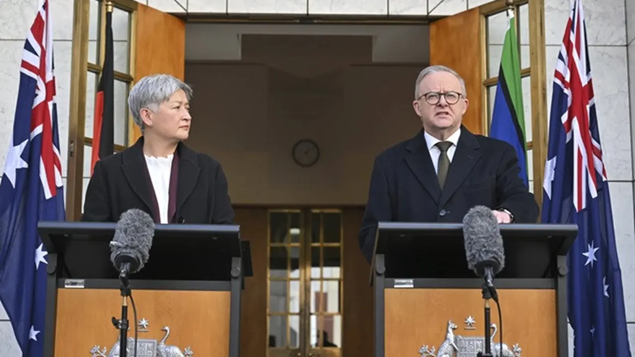 Perdana Menteri Australia Anthony Albanese (kanan) dan Menteri Luar Negeri Australia Penny Wong memberikan keterangan pers di Gedung Parlemen di Canberra, Australia, Senin (11/8/2025).