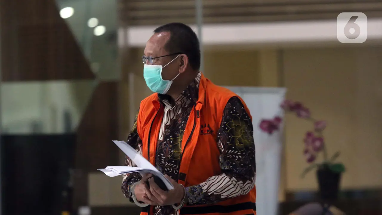 FOTO: Usai Jalani Pemeriksaan Lanjutan, Mantan Sekretaris MA Nurhadi Diam Tertunduk
