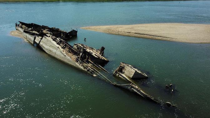 Kapal Nazi yang terlihat saat kekeringan. (Foto: Reuters)