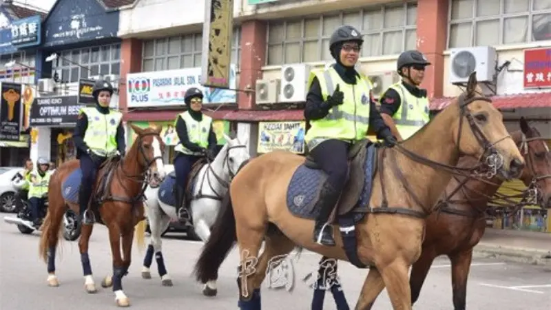 Pakai Kuda untuk Berpatroli, Polisi Dibanjiri Warga Berselfie