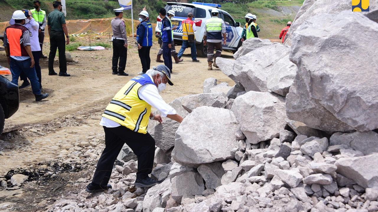Menteri PUPR Basuki Hadimuljono memantau pembangunan Jalan Tol Cileunyi–Sumedang–Dawuan (Tol Cisumdawu) di Jawa Barat. (Dok Kementerian PUPR)