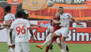 Pemain Persis Solo, Jaimerson (kanan) berduel udara dengan pemain Persija Jakarta, Michael Krmencik dalam laga pekan ke-2 BRI Liga 1 2022/2023 antara Persija Jakarta melawan Persis Solo di Stadion Patriot Candrabhaga, Bekasi, Minggu (31/7/2022) sore WIB. (Bola.com/Ikhwan Yanuar)