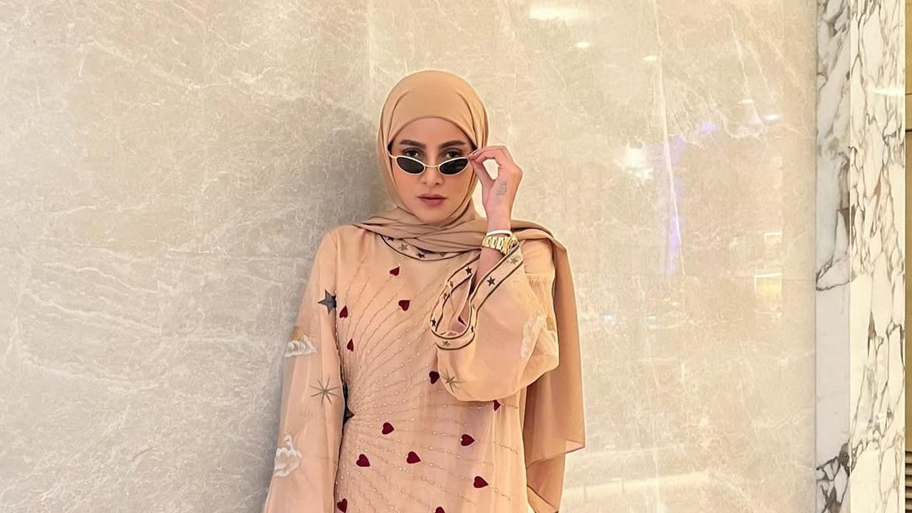 5 Potret Gamis ala Olla Ramlan yang Bisa Jadi Inspirasi Baju Lebaran yang Modis dan Stylish