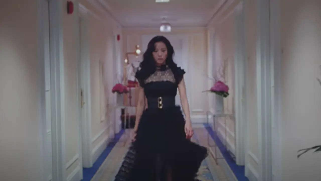 Busana Jisoo BLACKPINK di Solo Terbarunya Flower Bertabur Desainer Ternama Dunia