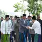 Presiden Joko Widodo didampingi Ketum PPP Romahamurmuziy tiba di Pondok Pesantren Salafiyah Safi'iyah Sukorejo, Jawa Timur, Sabtu (3/2). Jokowi menghadiri Haul Majemuk Masyayikh di pondok pesantren tersebut. (Liputan6.com/Pool/Biro Pers Setpres)