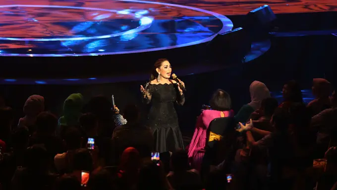 [Bintang] Nia Daniaty]