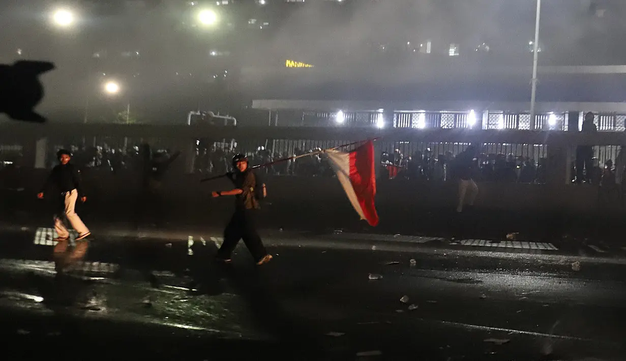 Massa dari berbagi elemen mahasiswa  dan masyarakat disemprot  water canon di depan Gedung DPR/MPR, Jakarta, Kamis, 27 Agustus 2026. (KLY/ Arie Basuki)