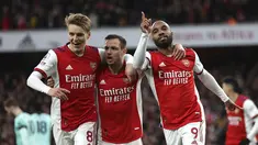 Penyerang Arsenal, Alexandre Lacazette (kanan) berselebrasi usai mencetak gol ke gawang Leicester City pada pertandingan lanjutan Liga Inggris di Stadion Emirates, di London, Senin (14/3/2022). Arsenal menang atas Leicester City 2-0. (AP Photo/Kirsty Wigglesworth)
