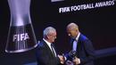 Zinedine Zidane (kanan) melengkapi dominasi Real Madrid sebagai tim terbanyak peraih penghargaan pada ajang  The Best FIFA Football Awards di London, (23/10/2017). Zidane menjadi terpilih menjadi pelatih terbaik 2017. (AFP/Ben Stansall)
