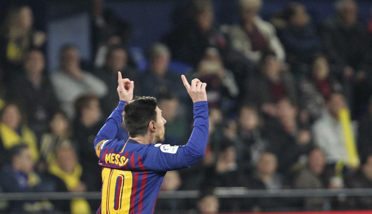Striker Barcelona, Lionel Messi, melakukan selebrasi usai membobol gawang Villarreal pada laga La Liga 2019 di Stadion Ceramica, Selasa (2/4). Kedua tim bermain imbang 4-4. (AP/Alberto Saiz)