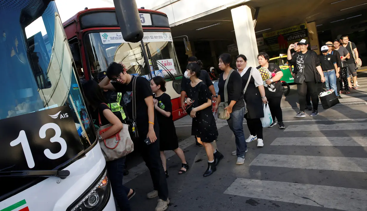 Pelayat dari provinsi luar Bangkok antri di shuttle bus gratis ke Grand Palace, untuk memberikan penghormatan terakhir kepada mendiang Raja Thailand Bhumibol Adulyadej, di stasiun kereta api Hua Lumphong, Bangkok, Thailand (15/10). (REUTERS / Edgar Su)