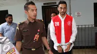 Restu Sinaga menjalani sidang perdana kasus narkoba di Pengadilan Negeri Jakarta Selatan. (Herman Zakharia/Liputan6.com)
