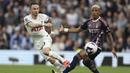 Gelandang Tottenham Hotspur, James Maddison (kiri) melepaskan tendangan di depan gelandang Nottingham Forest, Danilo pada laga pekan ke-32 Premier League 2023/2024 di Tottenham Hotspur Stadium, London, Minggu (7/4/2024) malam. (AP Photo/Ian Walton)