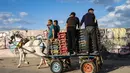 Nelayan membawa hasil tangkapan lautnya dengan kereta kuda untuk dibawa ke pasar di Gaza (23/5/2021). Aktivitas di kawasan Gaza perlahan kembali bergeliat usai Israel dan Hamas sepakat gencatan senjata setelah 11 hari konflik Israel dan Palestina yang memakan ratusan korban jiwa. (AP Photo/John Minc