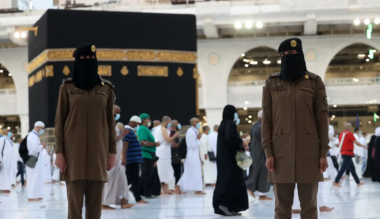 Para polisi wanita Saudi berjaga-jaga saat jemaah mengelilingi Ka'bah pada rangkaian ibadah haji di Masjidil Haram, Makkah, Selasa (20/7/2021). Kini, para personel perempuan bergabung dengan rekan-rekan pria mereka dalam menjaga kota suci selama musim haji. (Fayez Nureldine / AFP)