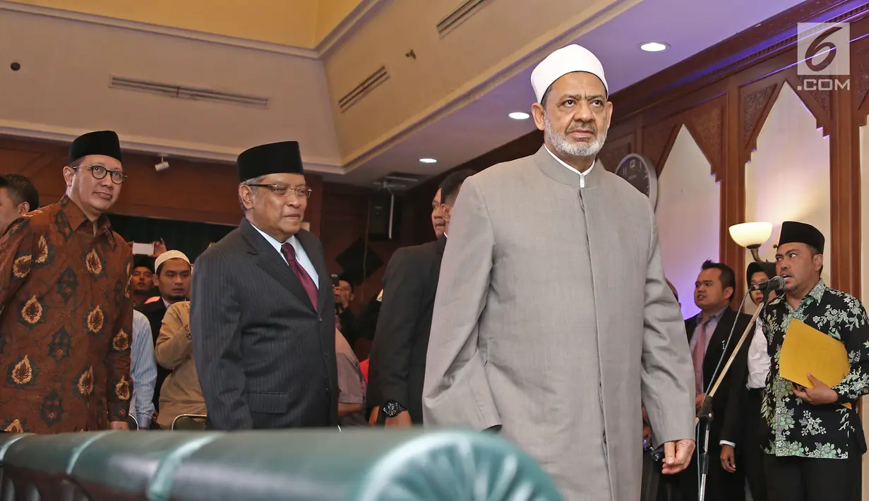 Grand Syeikh Al Azhar Mesir, Ahmad Muhammad Ath-Thayeb melakukan pertemuan di gedung PBNU, Jakarta, Rabu (2/5). Pertemuan tersebut untuk berdiskusi mengenai Islam Nusantara dengan para kiai dan pengurus PBNU lainnya. (Liputan6.com/Herman Zakharia)