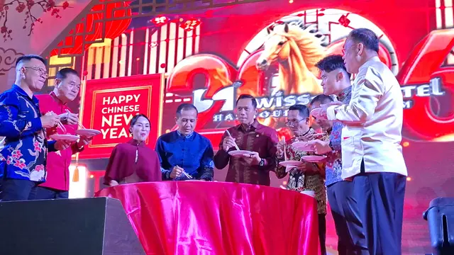 Menteri Koordinator Bidang Infrastruktur dan Pembangunan Kewilayahan (IPK), Agus Harimurti Yudhoyono ikut tradisi khas Tahun Baru Imlek, Lo Hei, di Swiss-belhotel Harbour Bay, Batam, Senin (16/2/2026) malam.