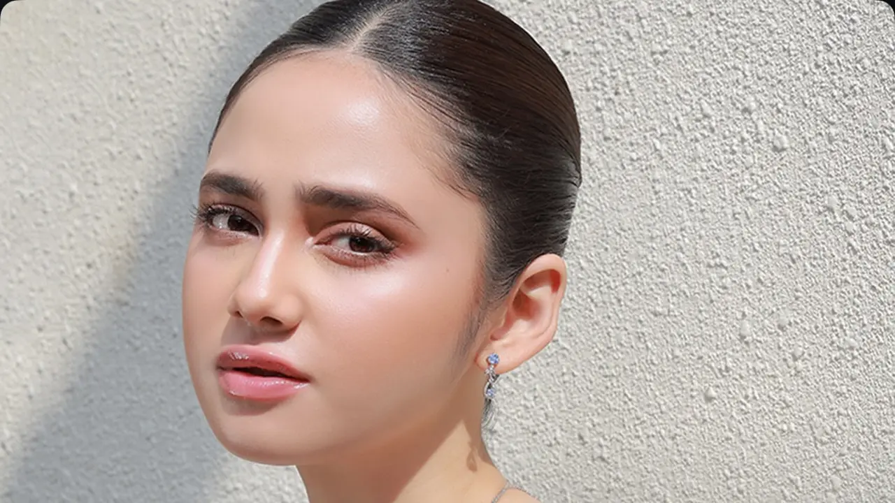 Syifa Hadju Hanya Mengaplikasikan Lipstik Nude Glossy