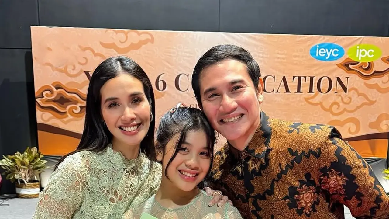 Vino G. Bastian dan Marsha Timothy saat Hadir Wisuda Putri Semata Wayang