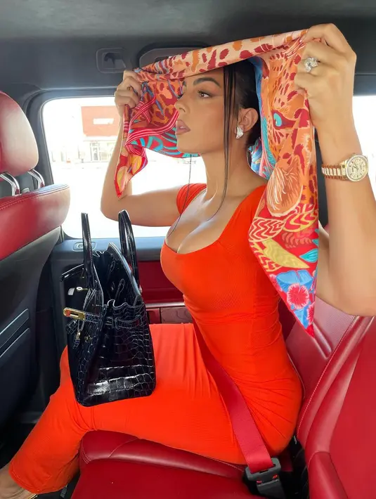 Bahkan saat berada di Arab Saudi, Georgina tampil berani dengan dress ketat. Memperlihatkan kemolekan tubuhnya meski menggunakan kerudung. [@georginagio]