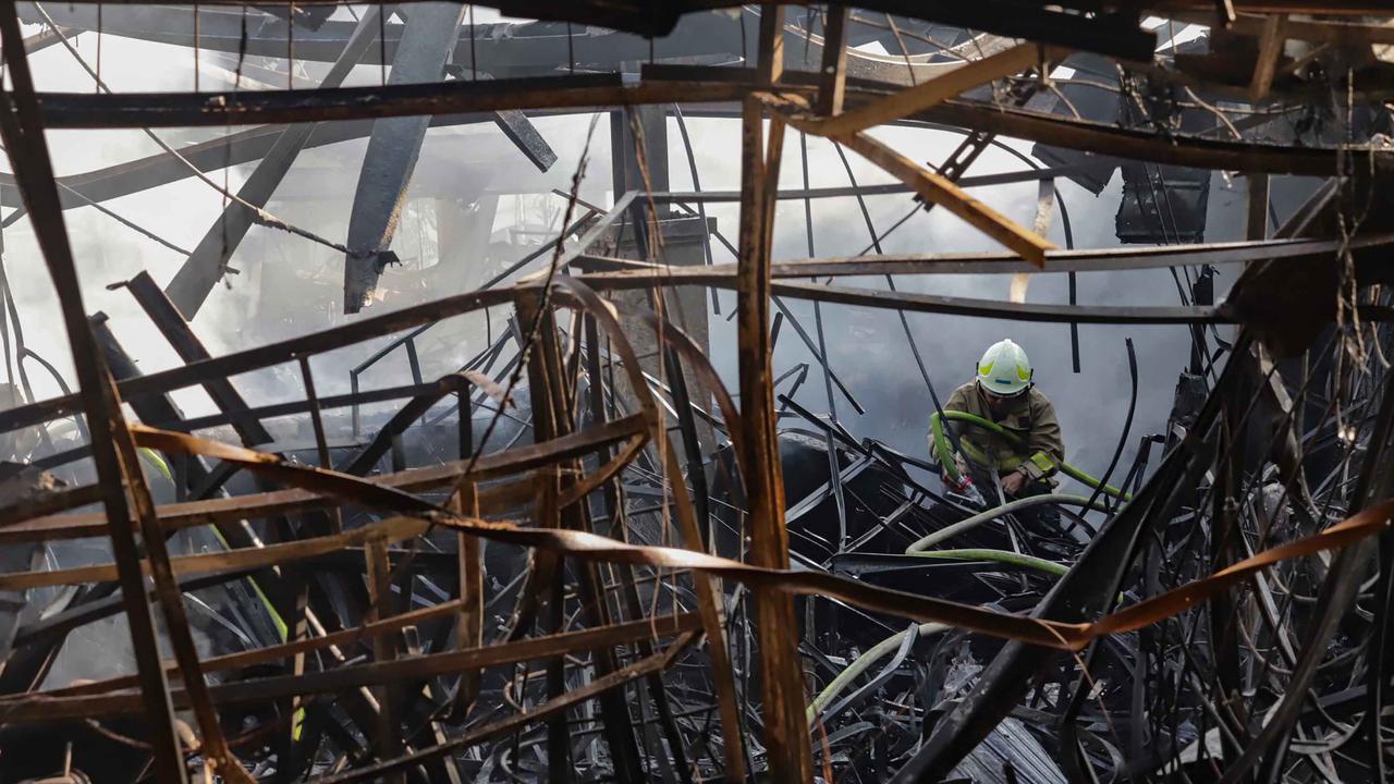FOTO: Pedagang Taman Puring Mencari Sisa Dagangan Usai Kebakaran Besar