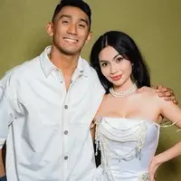 Lihat di sini gaya Ariel Tatum saat terima buket bunga Valentine dari Daffa Wardhana. [@arieltatum].